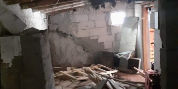 Corupție la Suciu de Sus. Familia Ciuciulete suferă în urma unor săpături care au provocat o alunecare de teren și le-a distrus casa