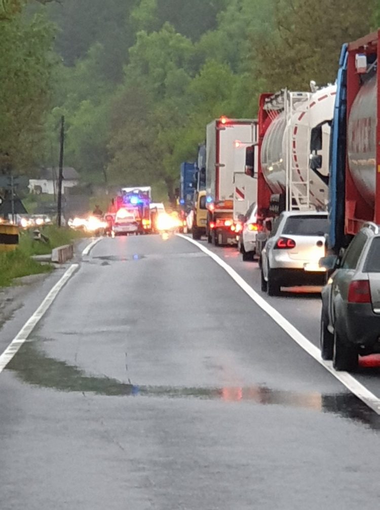 VIDEO: Imagini înfiorătoare de la accidentul din Buciumi. Victima, salvată de ceilalți șoferi – FOTO