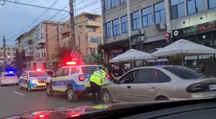 FOTO EXCLUSIV: ACCIDENT – UN PUȘTAN BEAT S-A IZBIT CU MAȘINA DE DUSTERUL POLIȚIEI RUTIERE DIN BAIA MARE