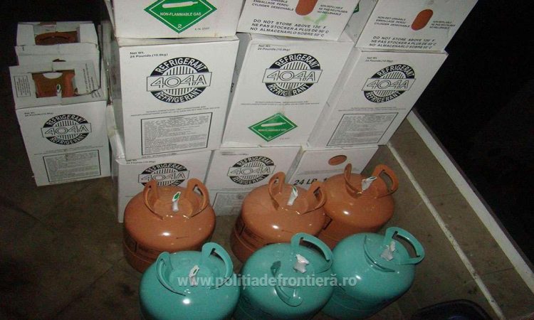 Butelii cu agent refrigerant ascunse într-un microbuz confiscate de poliţiştii de frontieră