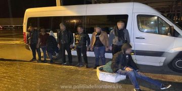 Şapte bărbaţi din Siria și Bangladesh, ascunşi în compartimentul pentru transport bagaje un loc special amenajat, depistați la frontieră