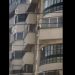 Panică în Baia Mare. O fetiţă nesupravegheată se află la balconul unui apartament situat la etajul IV – foto
