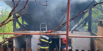 Incendiu la o anexă de pe strada Plaiului – foto