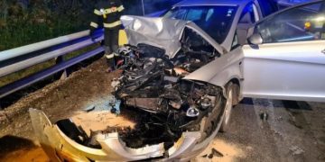 Român grav rănit după ce s-a urcat beat la volan şi s-a izbit cu viteză de o mașină parcată în Austria