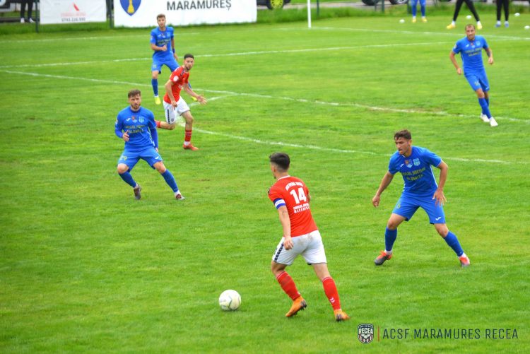 Pe lista antrenorilor care dau vina pe teren. Adrian Mihalcea, antrenorul celor de la Unirea Slobozia, sugerează că terenul de la Recea este o pârloagă