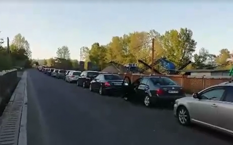 Trafic blocat la podul peste Someş de la Ardusat. Coloană de mașini de kilometri întregi pe sensul spre Baia Mare – VIDEO