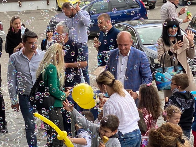 O zi petrecută printre copii e magie curată (sau ipocrizie electorală) – Călin Bota