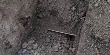 Descoperire macabră în curtea unei mănăstiri. Un picior de om a fost găsit îngropat, într-o pungă legată cu sârmă