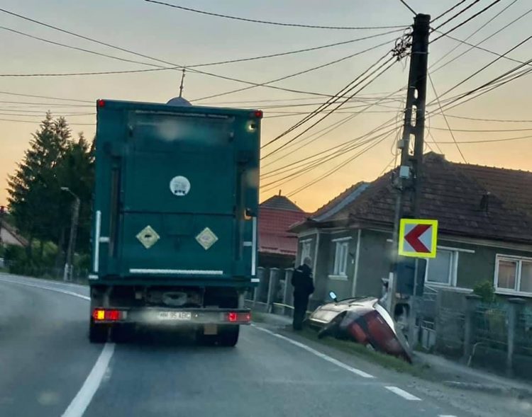 ACCIDENT CU DOUĂ MAȘINI IMPLICATE ÎN LĂPUȘEL. DOUĂ PERSOANE RĂNITE