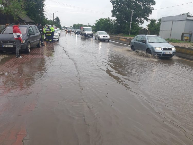 România, sub efectul ciclonului din Marea Neagră: Un mort, un dispărut, inundații în zeci de localități