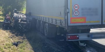 Tragedie în judeţul Cluj. Doi adulți și o fetiță de doar 6 ani au murit după ce maşina în care se aflau s-a izbit de un camion