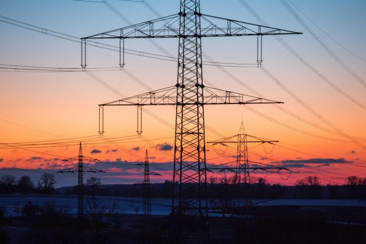 Decizie ANRE: Poți obține despăgubiri de până la 300 de lei dacă ți se oprește curentul chiar și pentru câteva secunde