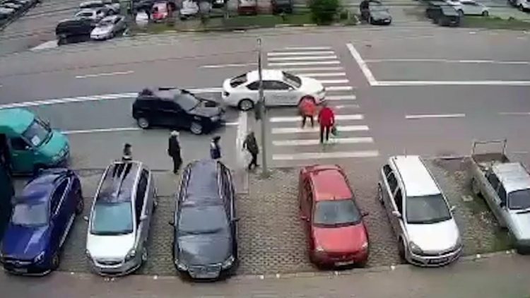 Soț și soție spulberați pe trecere de șoferul unui Volkswagen