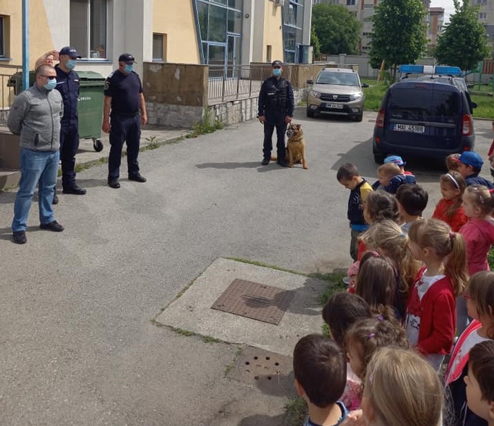 Jandarmii maramureșeni, în mijlocul copiilor de la grădinița „Otilia Cazimir” din Baia Mare