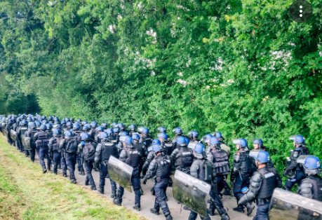 Măcel la o petrecere în Bretania, Franța. Sute de oameni s-au bătut cu polițiștii