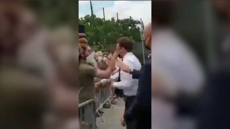 Presedintele francez Emmanuel Macron, lovit în timpul unei vizite . VIDEO