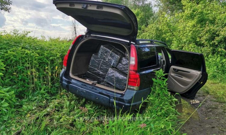 Țigări în valoare de peste 204.000 lei, confiscate la frontiera de nord. Maşină plină cu ţigări, abandonată la Săpânţa