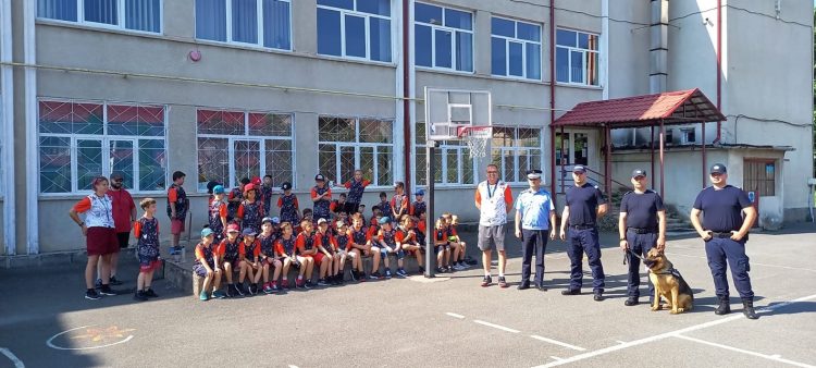 Jandarmii au desfăşurat o activitate comună cu cei 180 de copii aflaţi în tabăra sportivă organizată de Asociaţia Club Sportiv WildCats Baia Mare