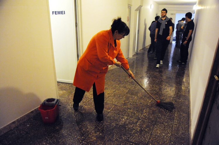 Întrebare de la examenul de licență: „Cum o cheamă pe femeia de serviciu?”