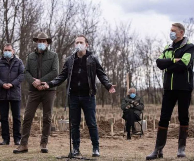 Suferă de orbul găinii și nu vede elefantul!