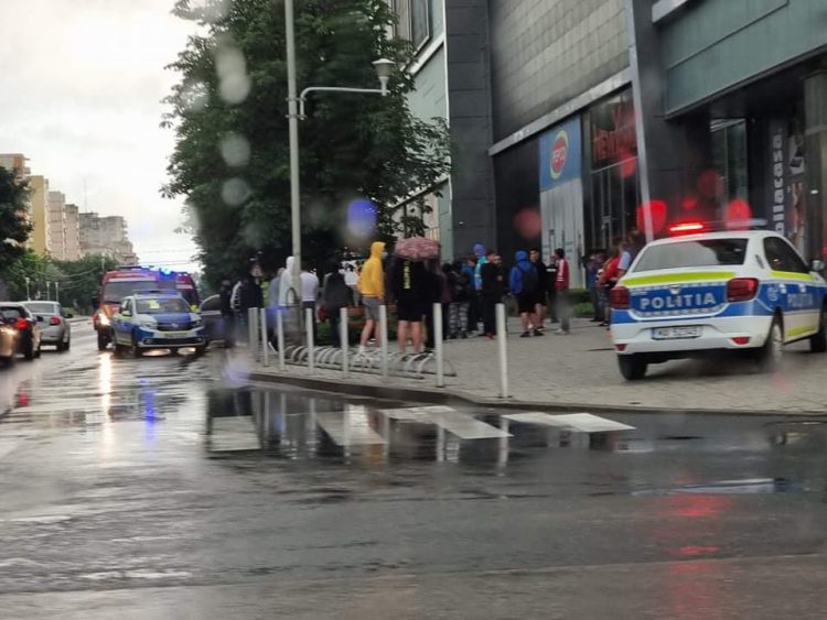 GALERIE FOTO. Accident la Vivo Mall: Copiii teribiliști cu BMW, ne omoară cu zile