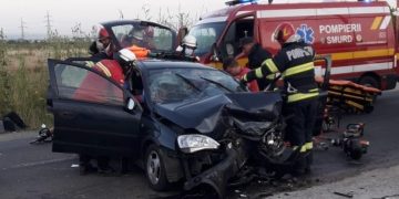 Victime încarcerate şi două maşini făcute praf în urma unui puternic impact pe strada Fabricii din Baia Mare