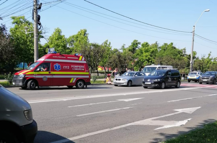 Femeie cu un copil în cărucior, accidentată pe trecerea pentru pietoni în Baia Mare – foto