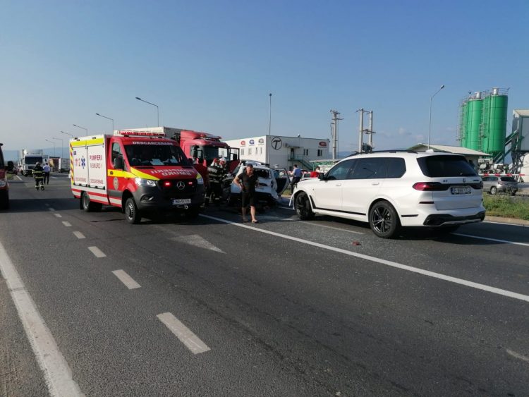 Accident înfiorător. Patru oameni morți, după ce un SUV s-a izbit violent de un TIR
