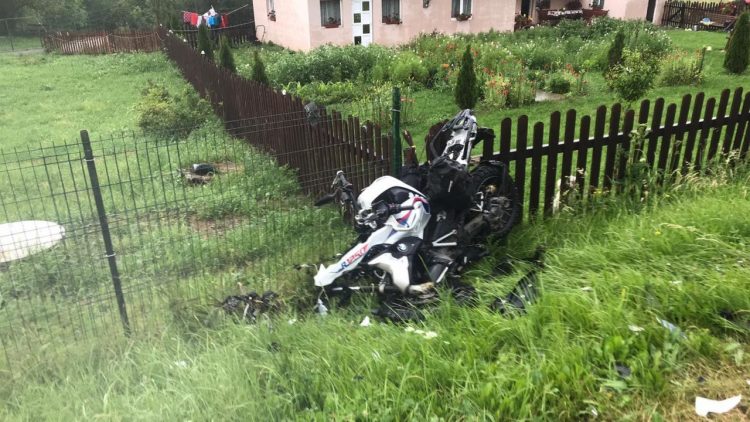 Un motociclist a murit după ce s-a izbit violent într-o mașină