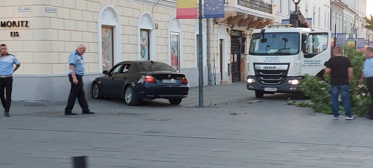 Încă un vitezoman cu BMW implicat în accident. De data aceasta la Cluj, unde a rupt mai mulţi copaci, apoi s-a oprit în zidul unei clădiri – foto