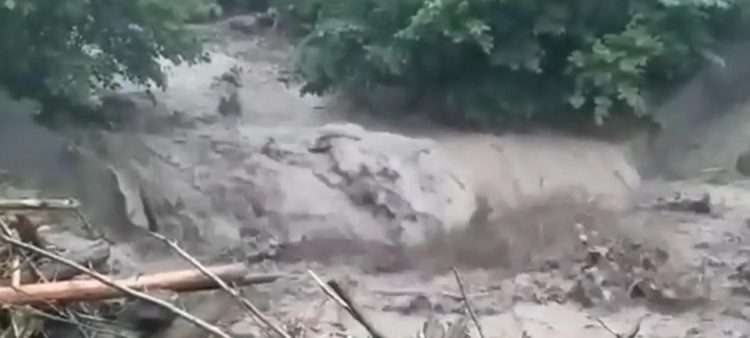 O viitură puternică a lovit aseară Valea Vaserului. Mocănița este afectată