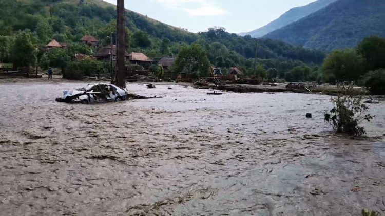 Bilanţul inundaţiilor anunţat de Ministerul de Interne: 300 de persoane au fost evacuate şi 120 de case distruse