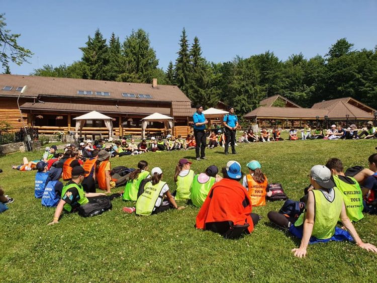 80 de elevi aflați într-o tabără de matematică au petrecut o zi de vacanță în siguranță în compania jandarmilor montani de la Șuior-Mogoșa