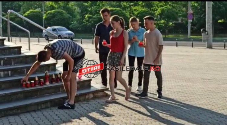 PROTEST ÎN TĂCERE PENTRU DENISA: LUMÂNĂRI APRINSE PE SCĂRILE PALATULUI DE JUSTIŢIE DIN BAIA MARE