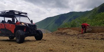 Două trasee turistice, reabilitate şi remarcate de salvamontiştii din Borşa