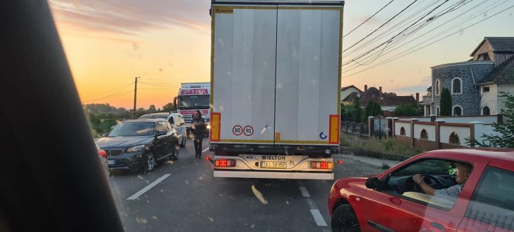 Aglomerație în Petea. Românii așteaptă ore întregi să iasă din țară – FOTO și VIDEO