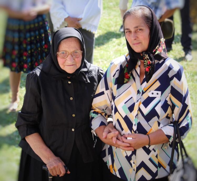O găsim pe bunicuță??? Bunică din Maramureș, model pentru un fotograf