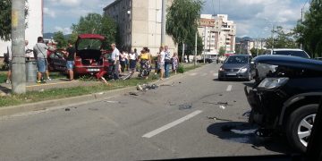 Val de accidente în Baia Mare. Mașini făcute praf pe drumul drept – FOTO