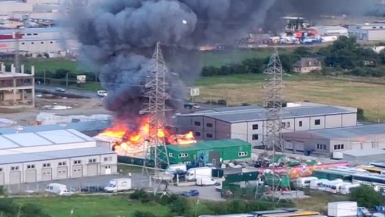 Incendiu la un depozit plin cu pufuleți și ciocolată din Cluj-Napoca