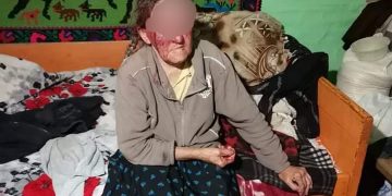 FOTO: Bătrână din Poienile de sub Munte, la un pas de viol. A fost legată, lovită şi ameninţată cu un cuţit