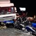 Val de accidente mortale. Trei tineri au murit pe loc, într-o mașină strivită de un TIR
