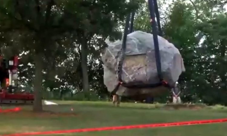 O lume nebună, nebună, nebună! Un bolovan este considerat simbol rasist!