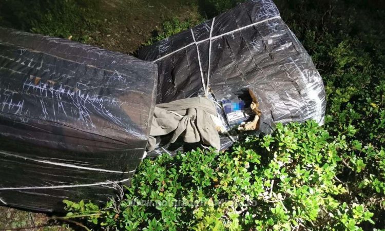 Focuri de armă şi ţigări de peste 70.000 lei abandonate la frontiera Maramureșului cu Ucraina