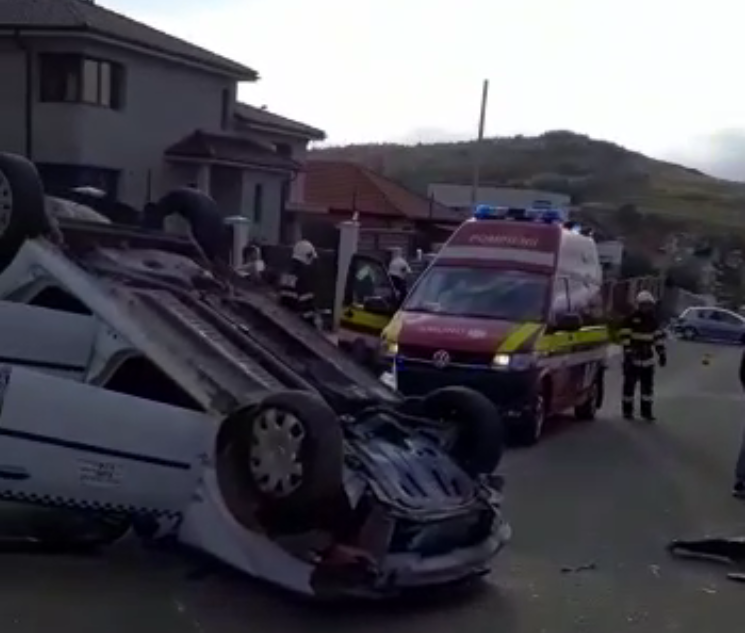 Mașină răsturnată în urma unui accident violent