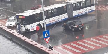 Impact violent la intersecţia dintre Bd. Bucureşti şi str. Culturii