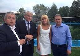 N-ai putea să-i iei și să-i duci la tine în bătătură?