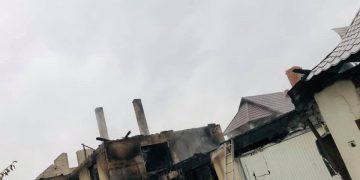 Necaz mare pentru o familie din Cupşeni. După ce le-a murit nepotul, le-a ars şi casa