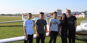 Hobby la înălţime. O fată şi patru băieţi au obţinut licenţa de planor la Aeroclubul „Alexandru Papana” Baia Mare