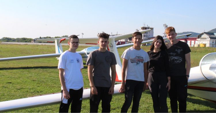 Hobby la înălţime. O fată şi patru băieţi au obţinut licenţa de planor la Aeroclubul „Alexandru Papana” Baia Mare