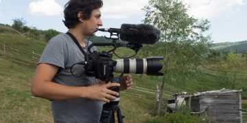 Un jurnalist a fost bătut de 20 de indivizi, într-o pădure, în timp ce filma un documentar. Alți doi colegi au fost internați